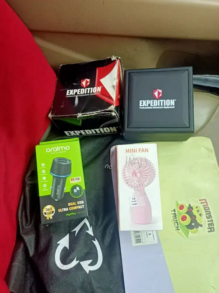 Di jual yg minat dan butuh aja kotak jam expedition dan  Bonia