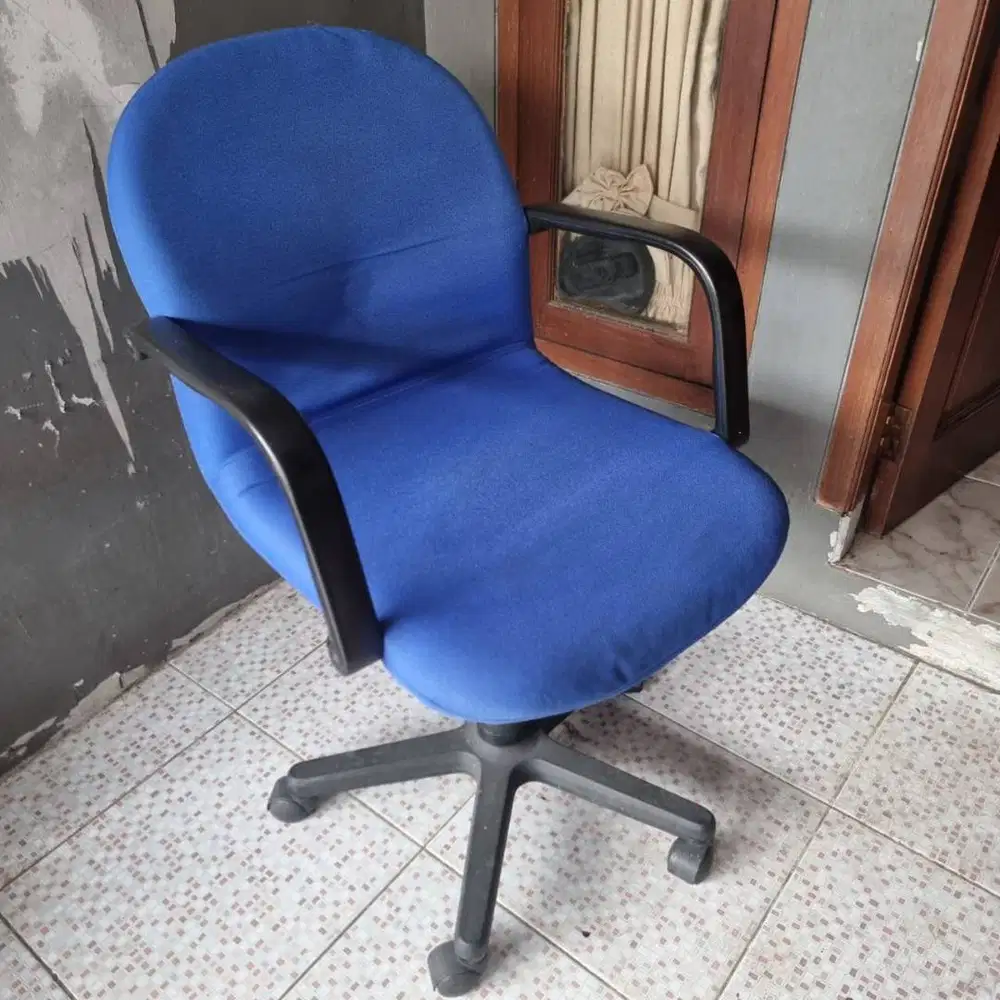 kursi kantor kerja layak pakai