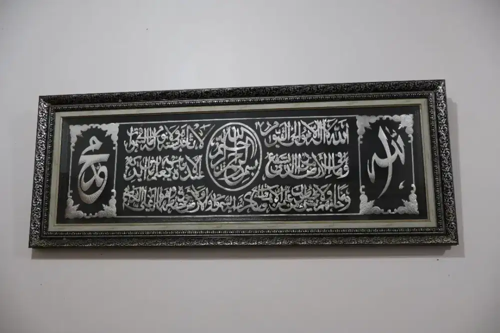 Hiasan rumah jam dinding dan kaligrafi