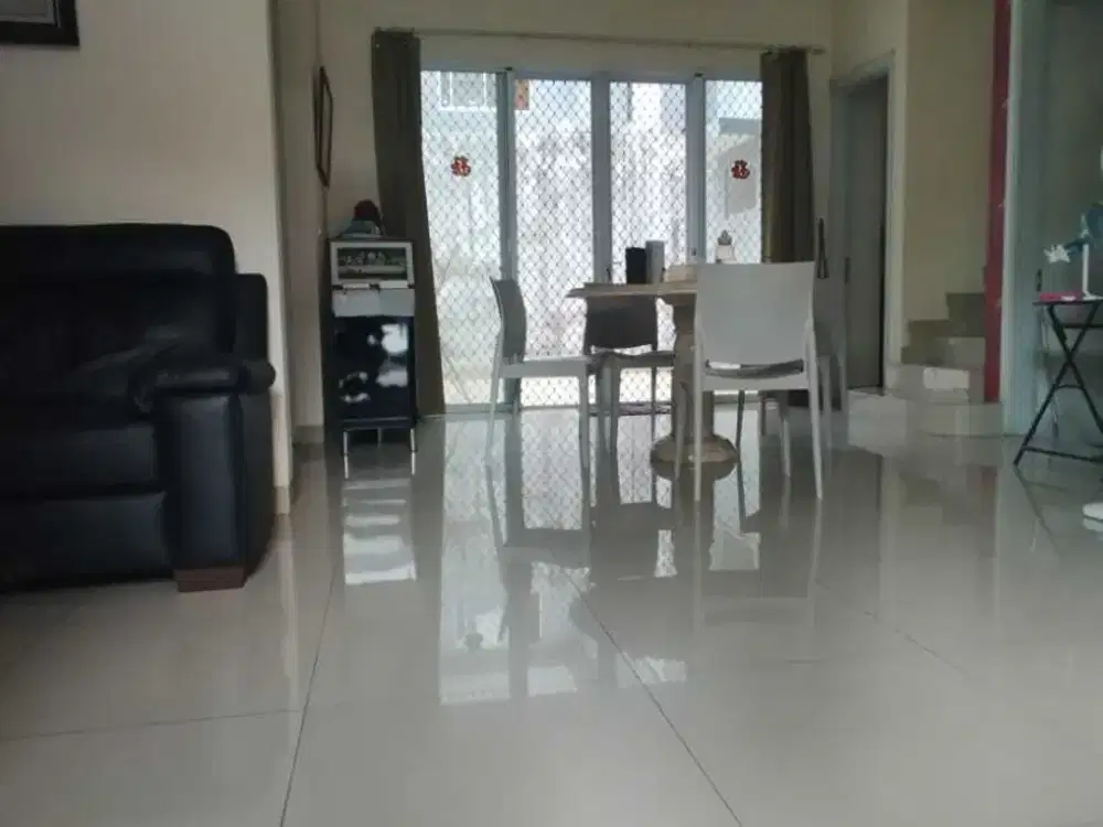 Rumah Bagus 2 Lantai Lokasi di Green Lake Cluster Amerika Latin