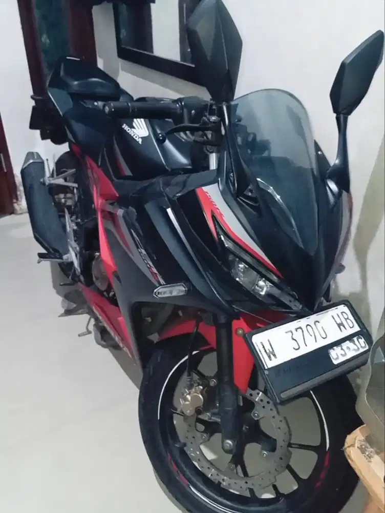Honda CBR 150 R tahun 2020 body sangat terawat,