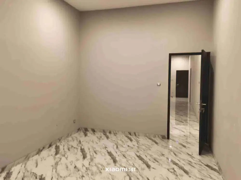 RUMAH BARU PLUS KOLAM RENANG SUMBER SOLO