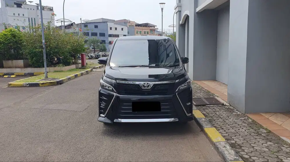 Toyota Voxy 2.0 Sunroof Hitam NIK 2019 Like New Low Km Record Garansi