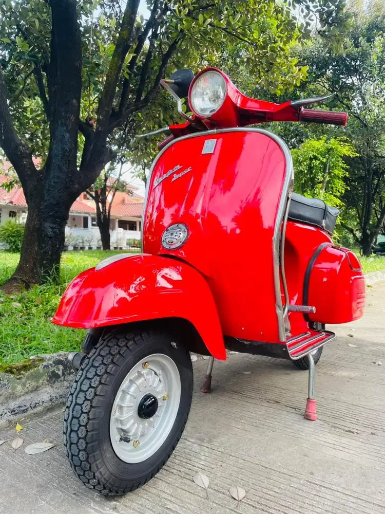 Vespa super 66 merah