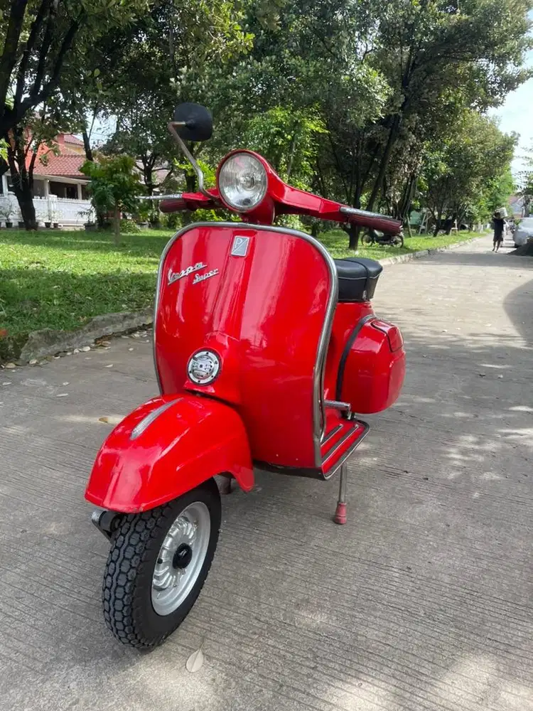 Vespa super 66 merah
