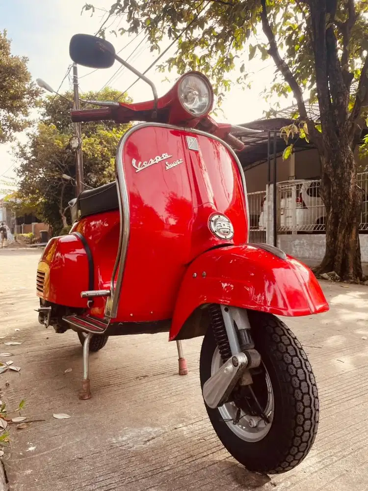 Vespa super 66 merah
