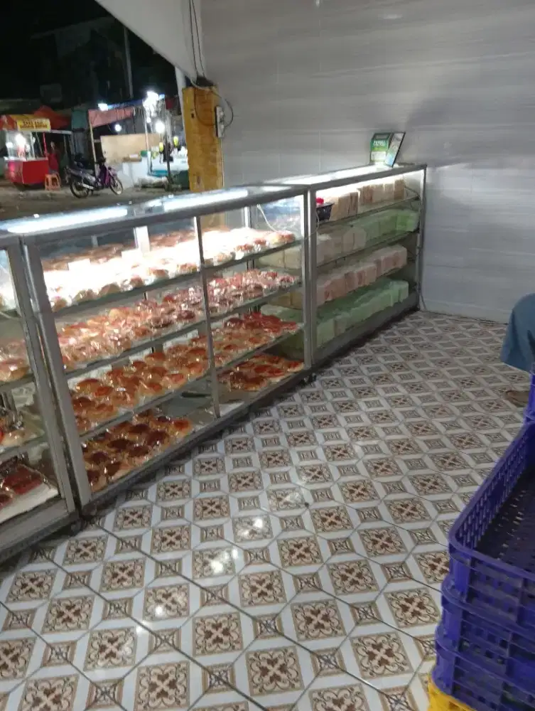 PRAMUNIAGA TOKO ROTI