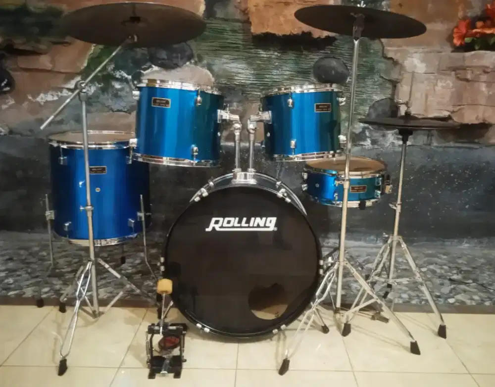 Drum Rolling warna biru tosca, plus simbal