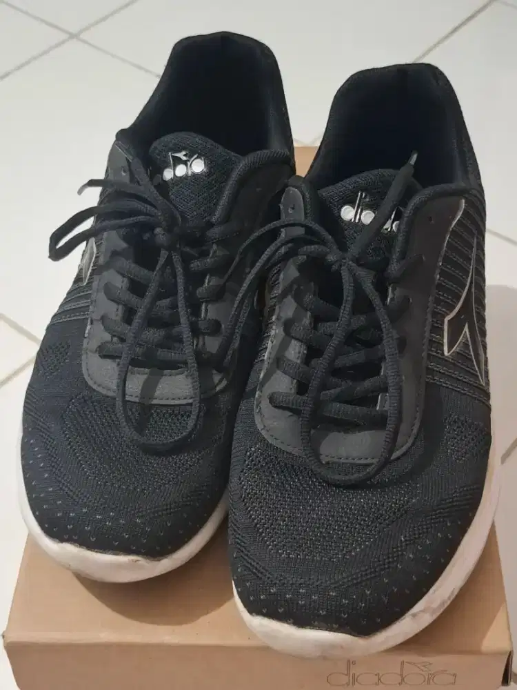 Sepatu murah hitam diadora