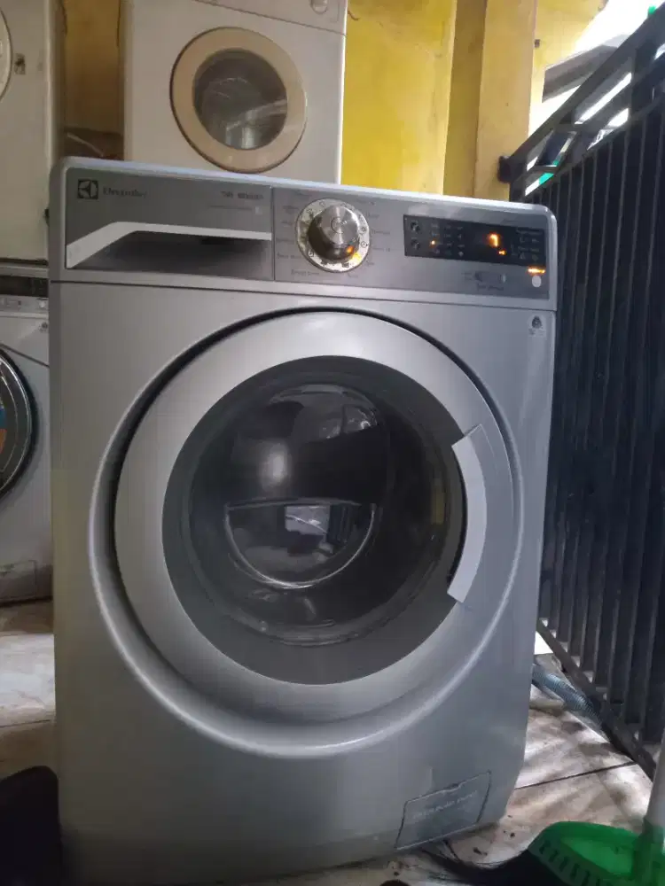 Mesin cuci elektrolux