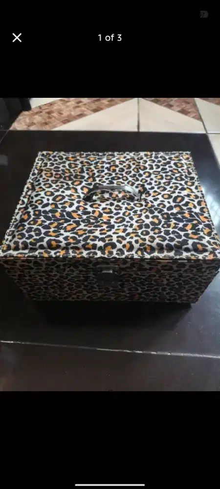 KOTAK PENYIMPANAN PERHIASAN DAN JAM TANGAN