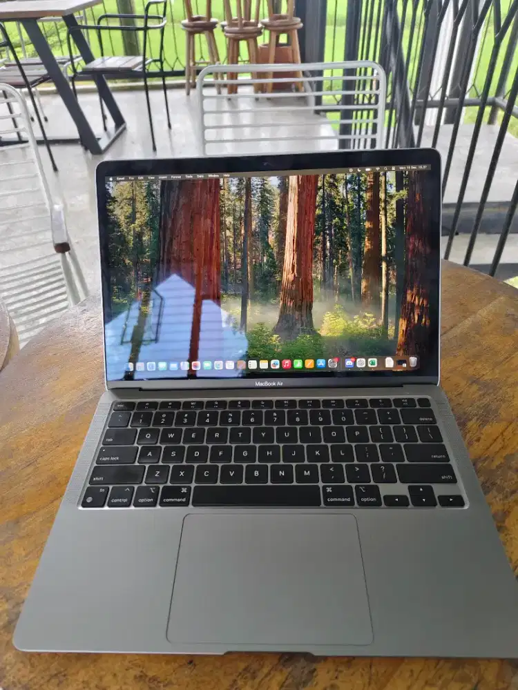 DIJUAL MACBOOK AIR M1 – LIKE NEW (GARANSI iBOX)
