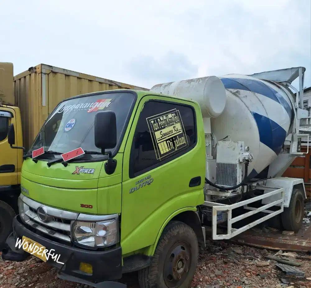 Hino Dutro 130HD Mini Mixer 3- 4 Kubik Fullors Bio Solar Molen Turbo