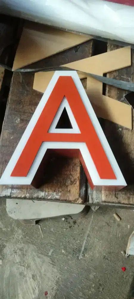 Huruf timbul acrylik dan neon box acrylik