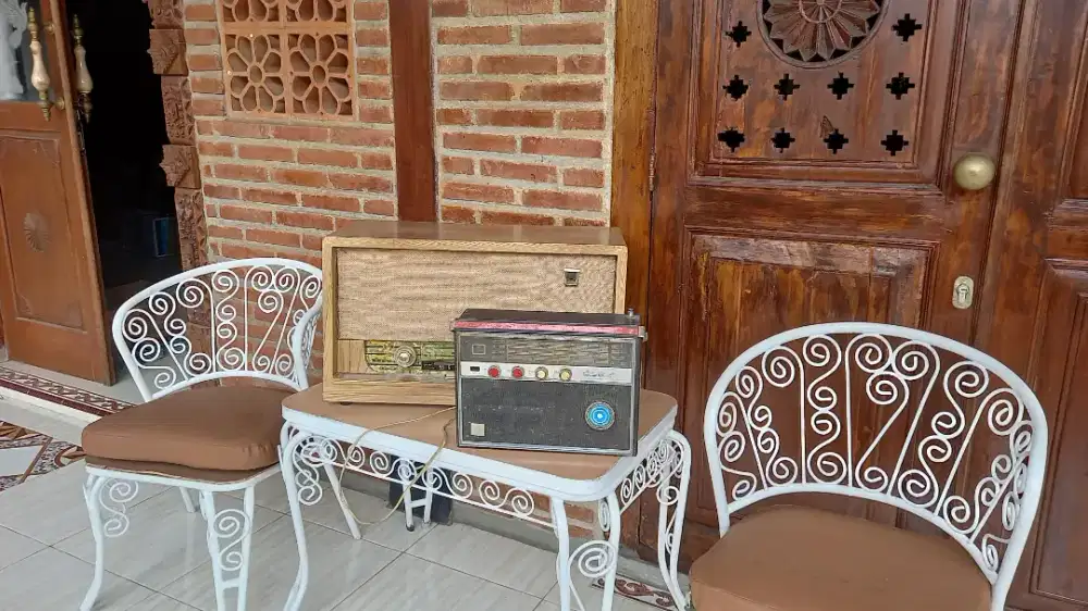 Sepasang Kursi Besi Kuno