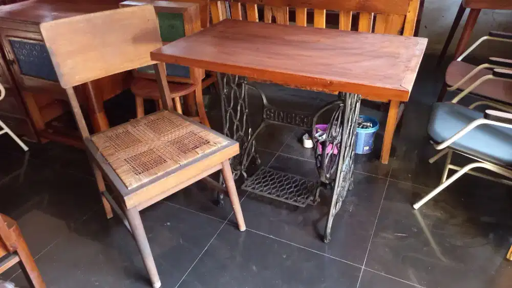 Meja Rangka Besi Mesin Jahit dan Kayu Jati Kuno