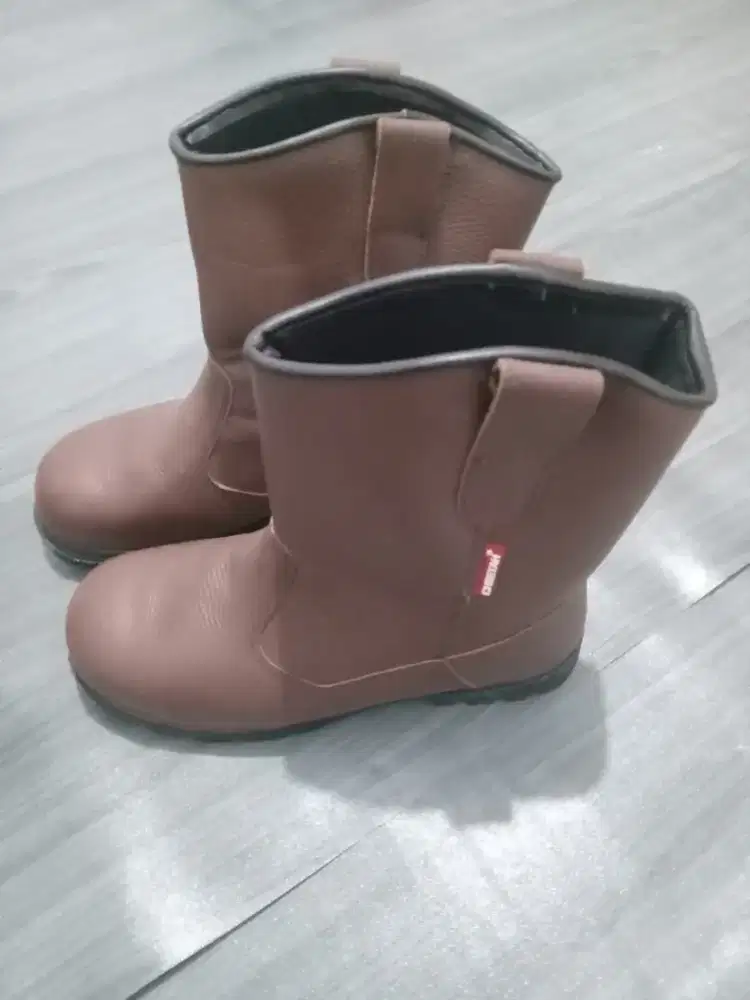 Sepatu cheetah coklat