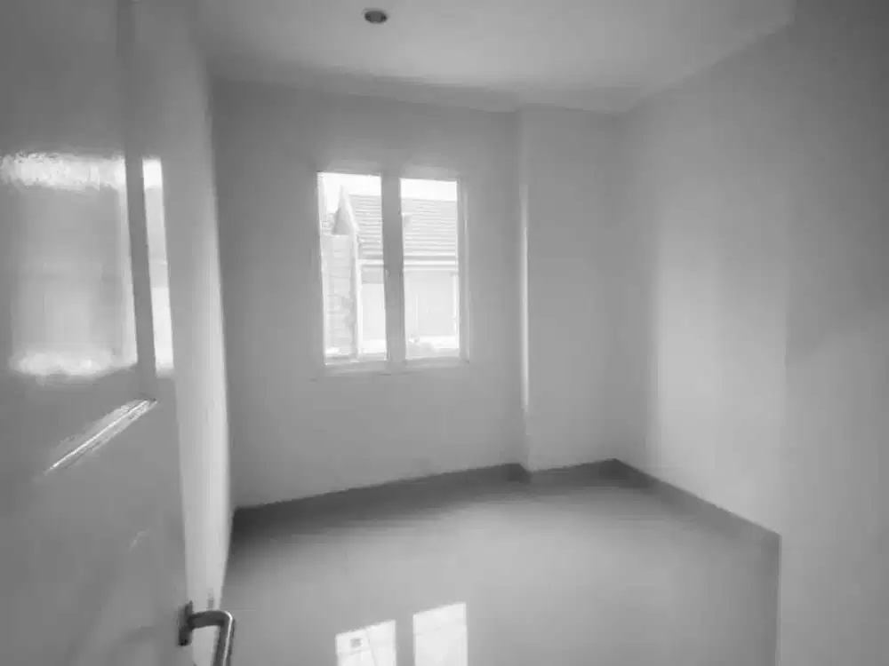 Rumah 2 Lantai Hook Murah Seberang Club House