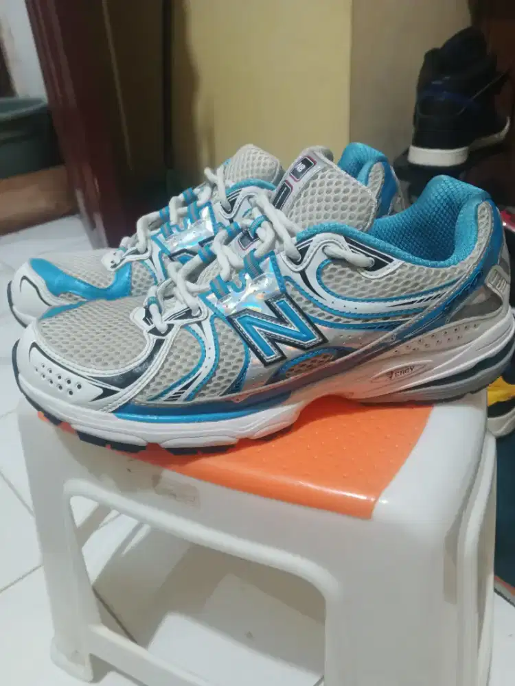 New Balance seri 730