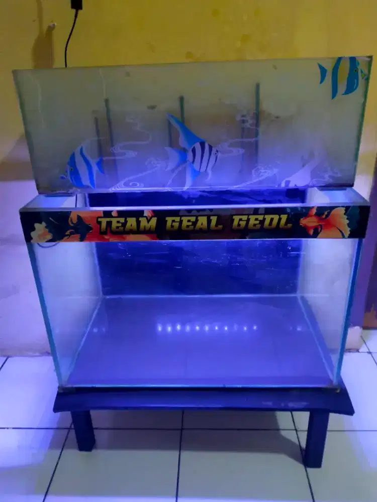 Aquarium , talang kaca dan meja