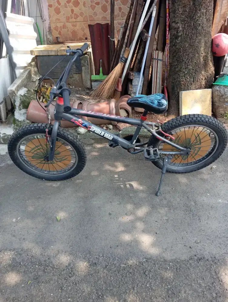 Sepeda BMX Spider-Man ban besar masi bagus d BSD
