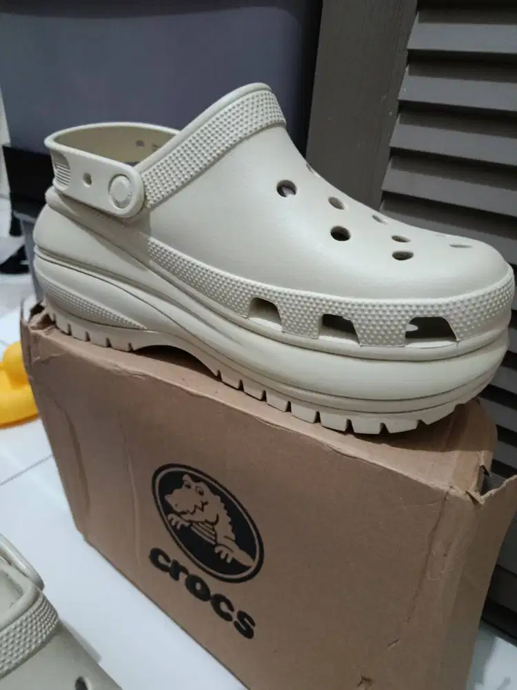 Sepatu-Sandal Crocs Classic Mega Crush Clog Size 40-41