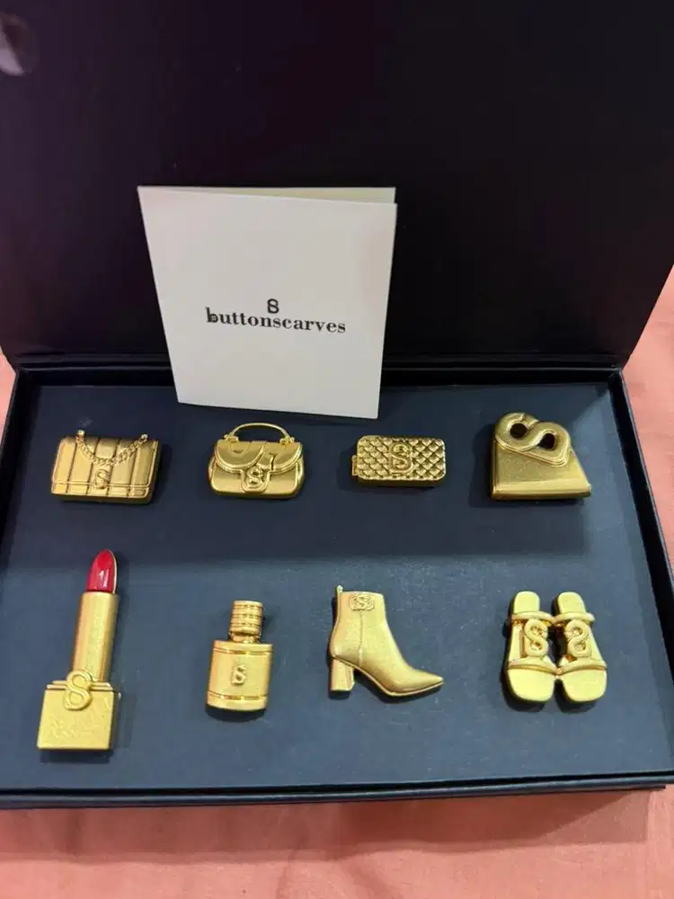 Brooch buttonscarves