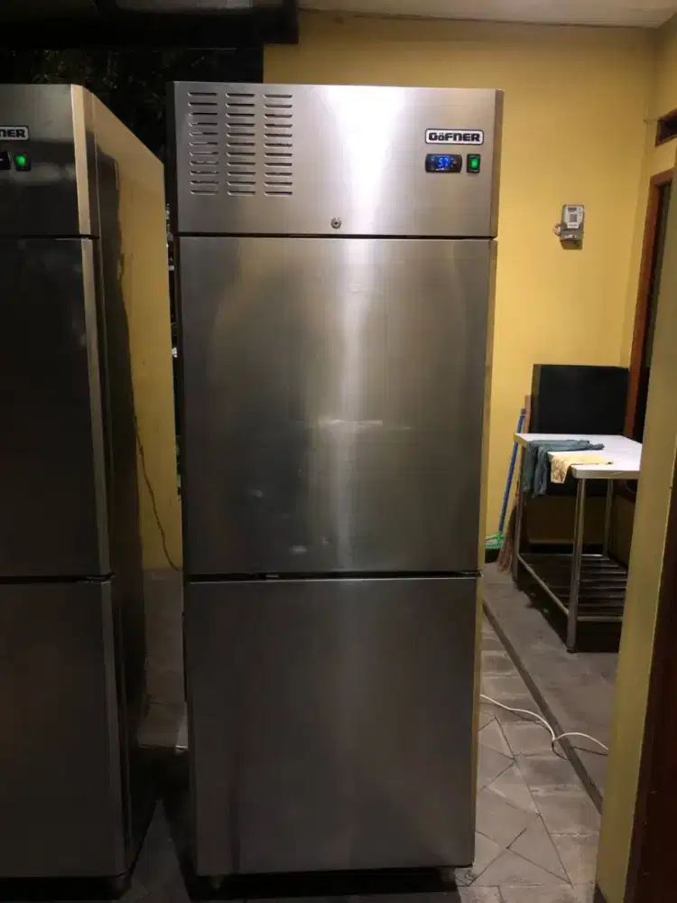 Upright Chiller 2 Pintu GOFNER
Mulus, Mesin Orisinil 
harga 5.500.000