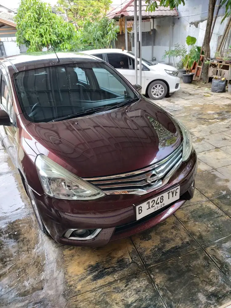Jual nisan grand livina xl th  2013 pemakaian 2014  warna merah maron