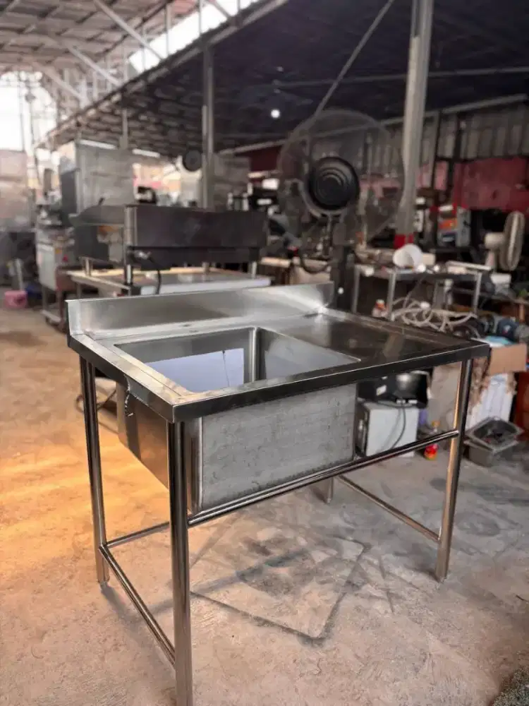 Sink 1 lubang kondisi baru (e)
Uk 100x70x85
Lubangnya 50x50x30