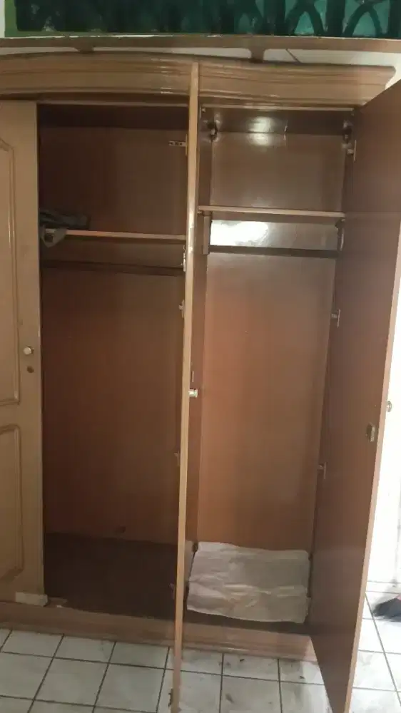 Lemari baju 3 pintu