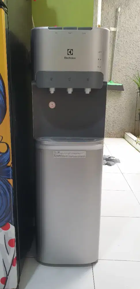 Dispenser electrolux galon bawah