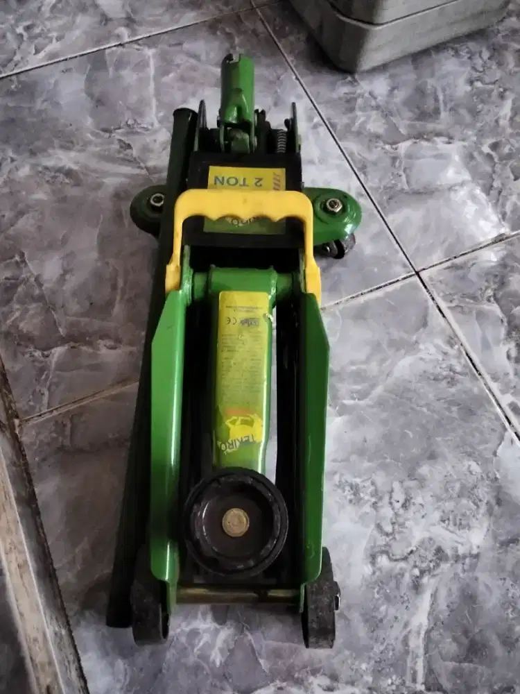 Dongkrak mobil merek buaya