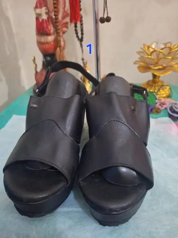 Sandal fashion wanita 
Uk 1 Sandal warna hitam 
Limited edition 
Baran