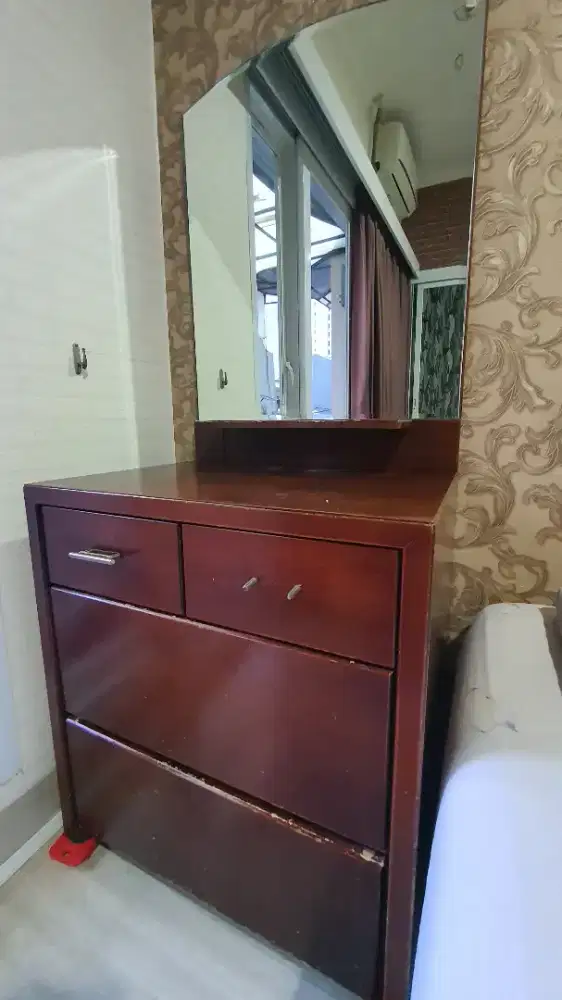 Lemari Rias Kayu Solid + Cermin, Kondisi Baik,  Dijual karena Pindahan