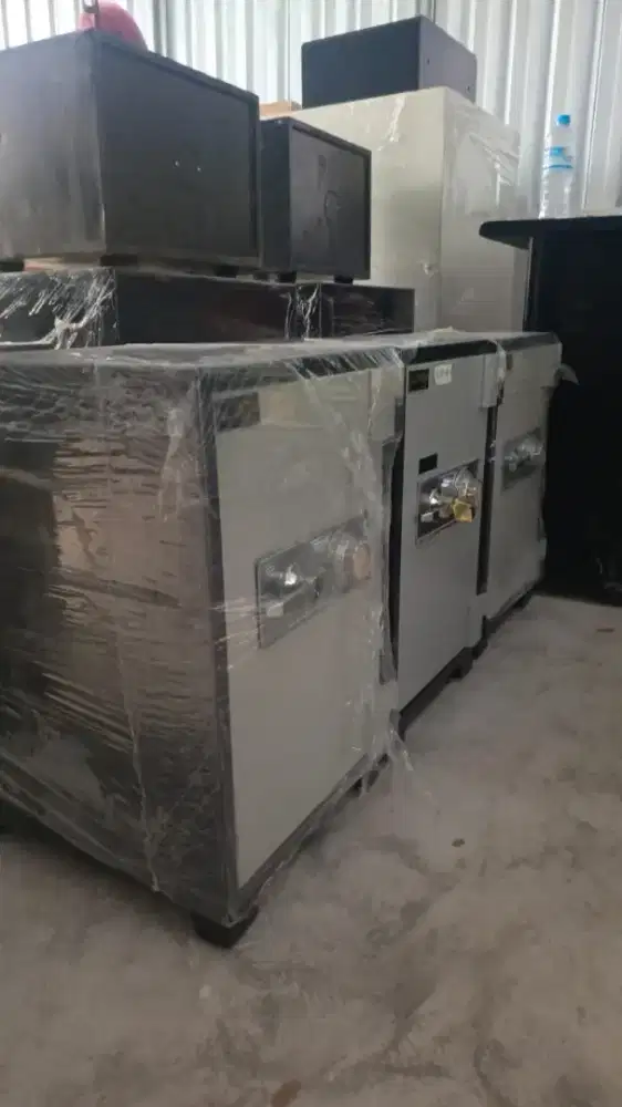 Jual brankas ukuran sedang kondisi bagus