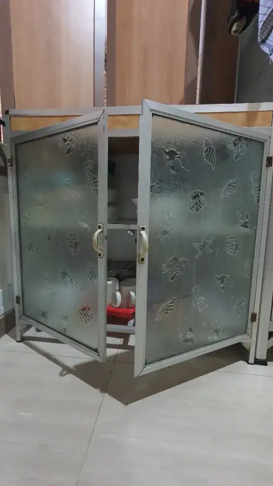 Jual Lemari Dapur Kaca + Rak, Kondisi Baik, Dijual karena Pindahan