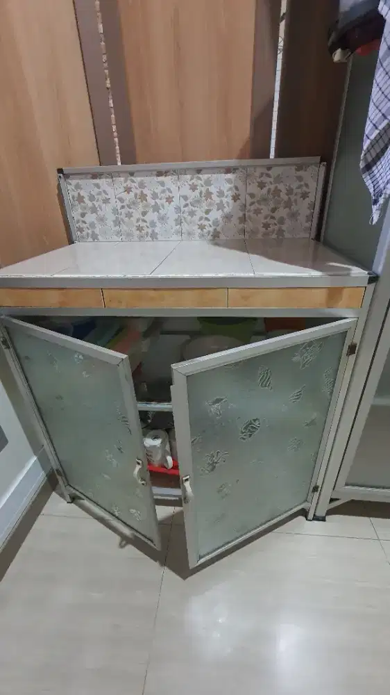 Jual Lemari Dapur Kaca + Rak, Kondisi Baik, Dijual karena Pindahan