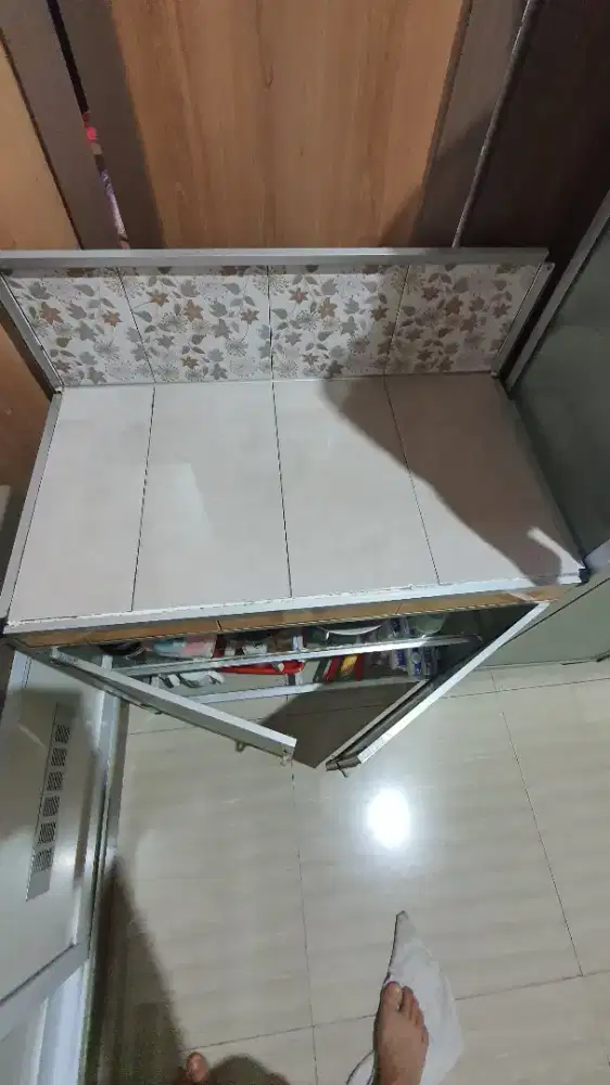 Jual Lemari Dapur Kaca + Rak, Kondisi Baik, Dijual karena Pindahan