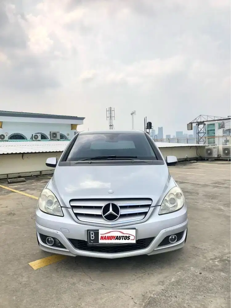Mercedes Benz B180 Tahun 2010 Automatic Abu abu Metalik