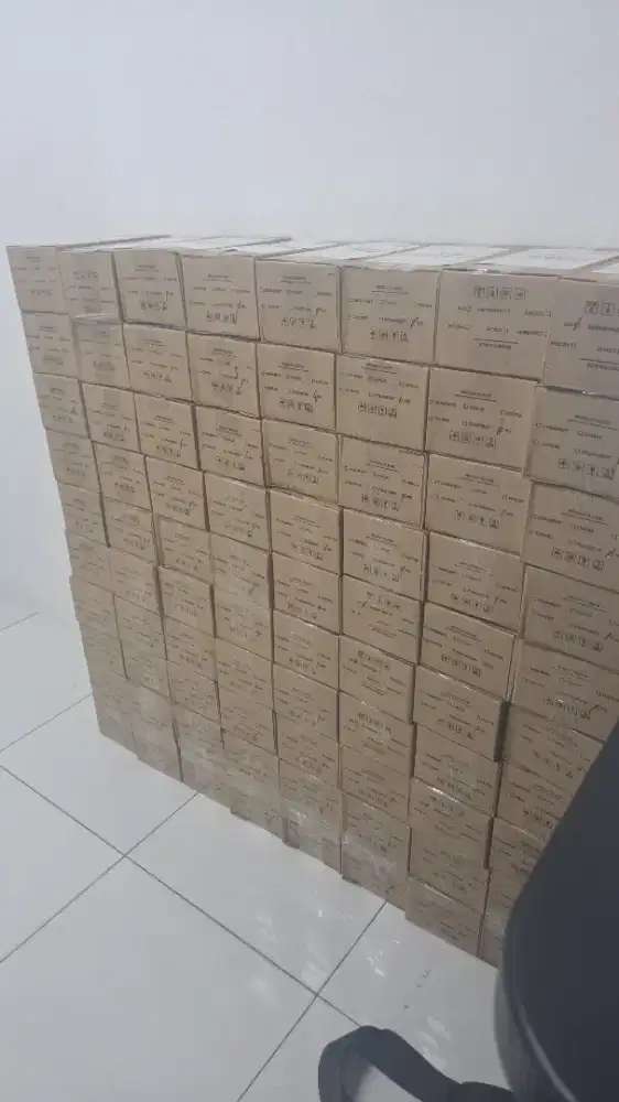 Packing paket toko online ke dalam box