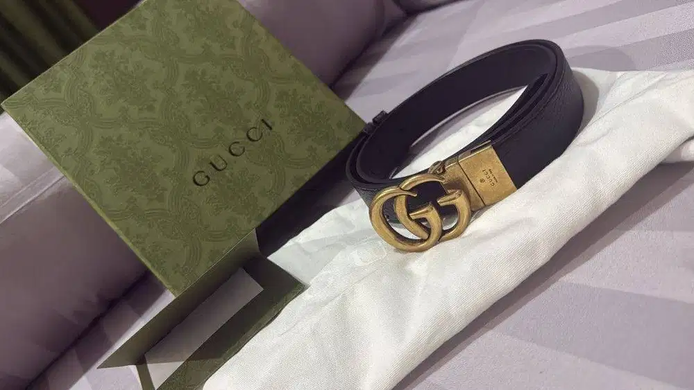 Preloved ori Gucci GG Marmont black leather belt with an aged gold-ton