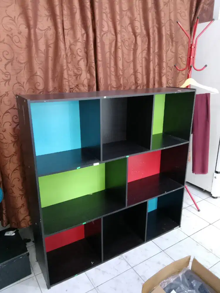 Lemari Display 8 Sekat