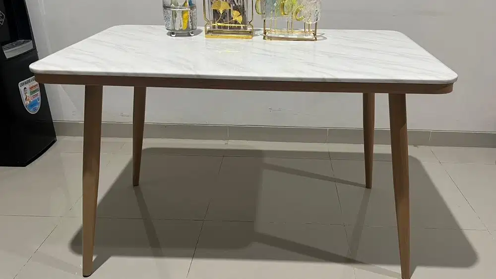 Meja Makan 4 Seater - only meja mulus like new