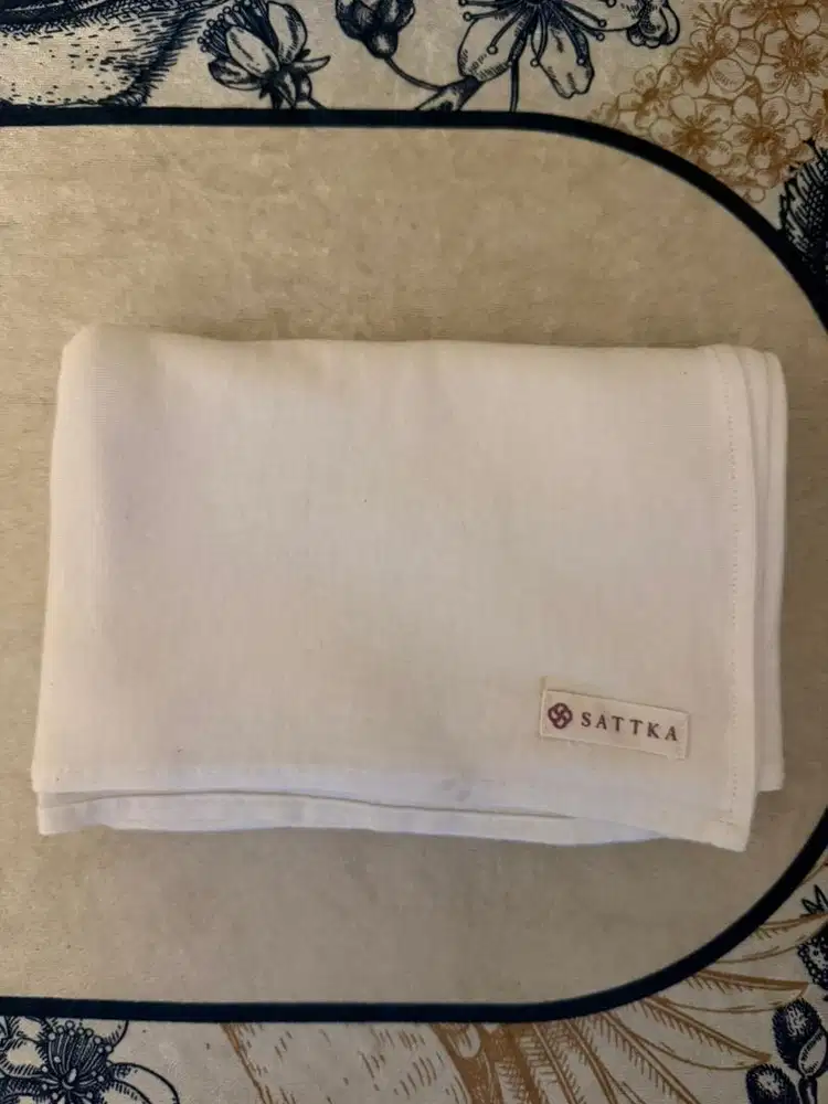 Preloved SATTKA pashmina kaos rayon broken white