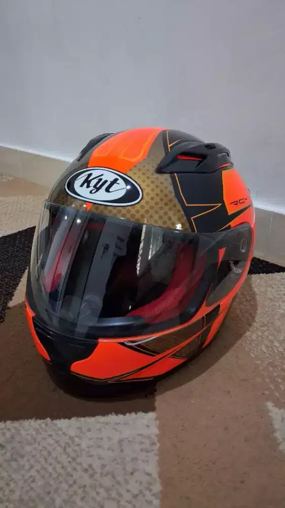 Helm KYT RC7 orange.