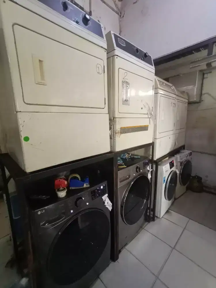 Pegawai laundry perempuan bagian cuci