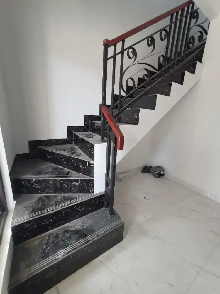 Rumah dua lantai, tiga kamar tidur spek premium