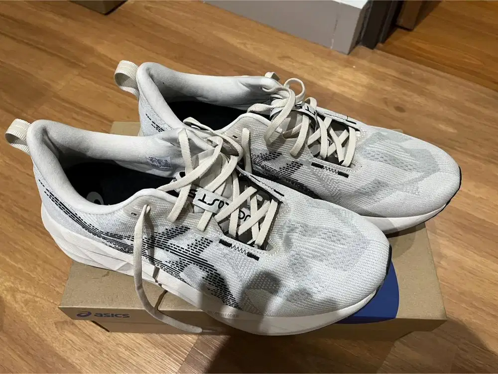 Sepatu Lari ASICS Novablast 5 Oatmeal - Black Original