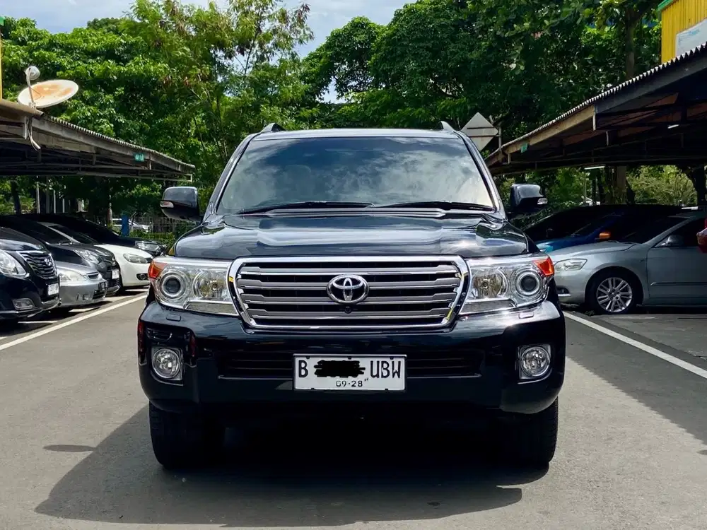 TOYOTA LAND CRUISER 200 AT 2013